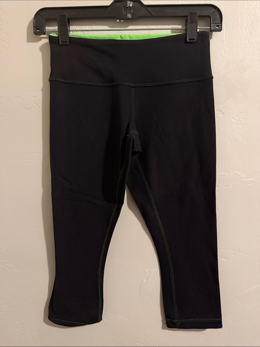 lululemon athletica Reversible Black/Green Cropped Capri Leggings